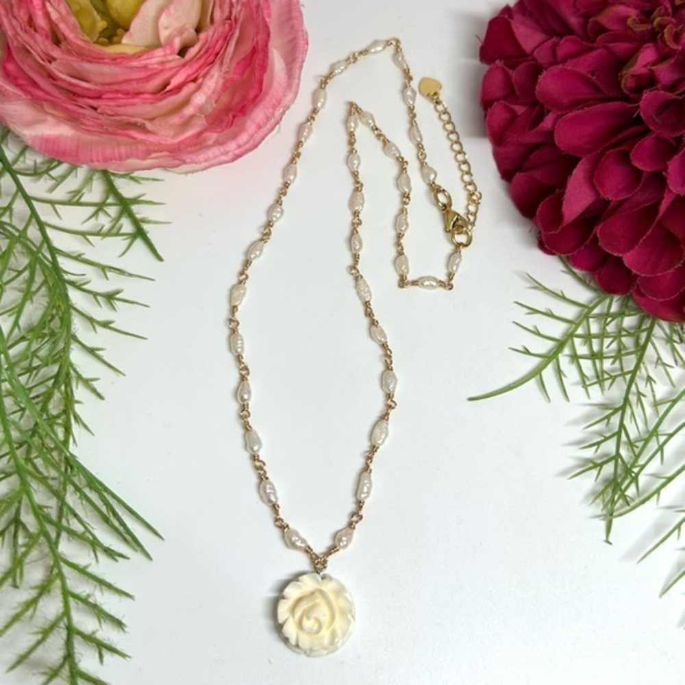 NEW⚜️Carved Rose Freshwater Pearl Beaded Necklace